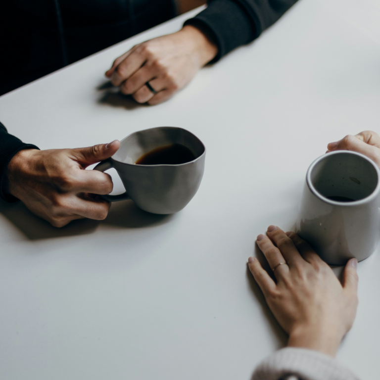 Un conseiller pro et son client buvant un café.