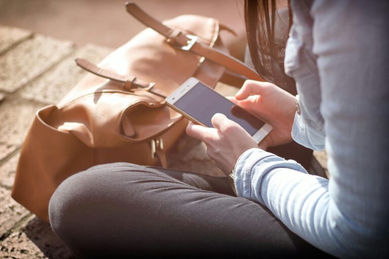 Une cliente prend son téléphone pour contacter son conseiller pro.