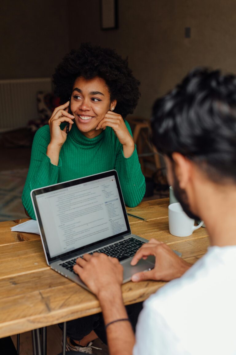 Une jeune femme travaille sur son bilan de compétences.