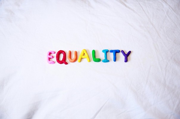 "Equality" (égalité) écrit en lettres arc-en-ciel pour sensibiliser à l'égalité dans le milieu professionnel et sensibiliser aux discriminations envers les personnes LGBTQIA+.