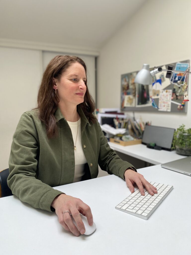 Charlotte Gailhard, correctrice professionnelle dans l'entreprise Plume et crin
